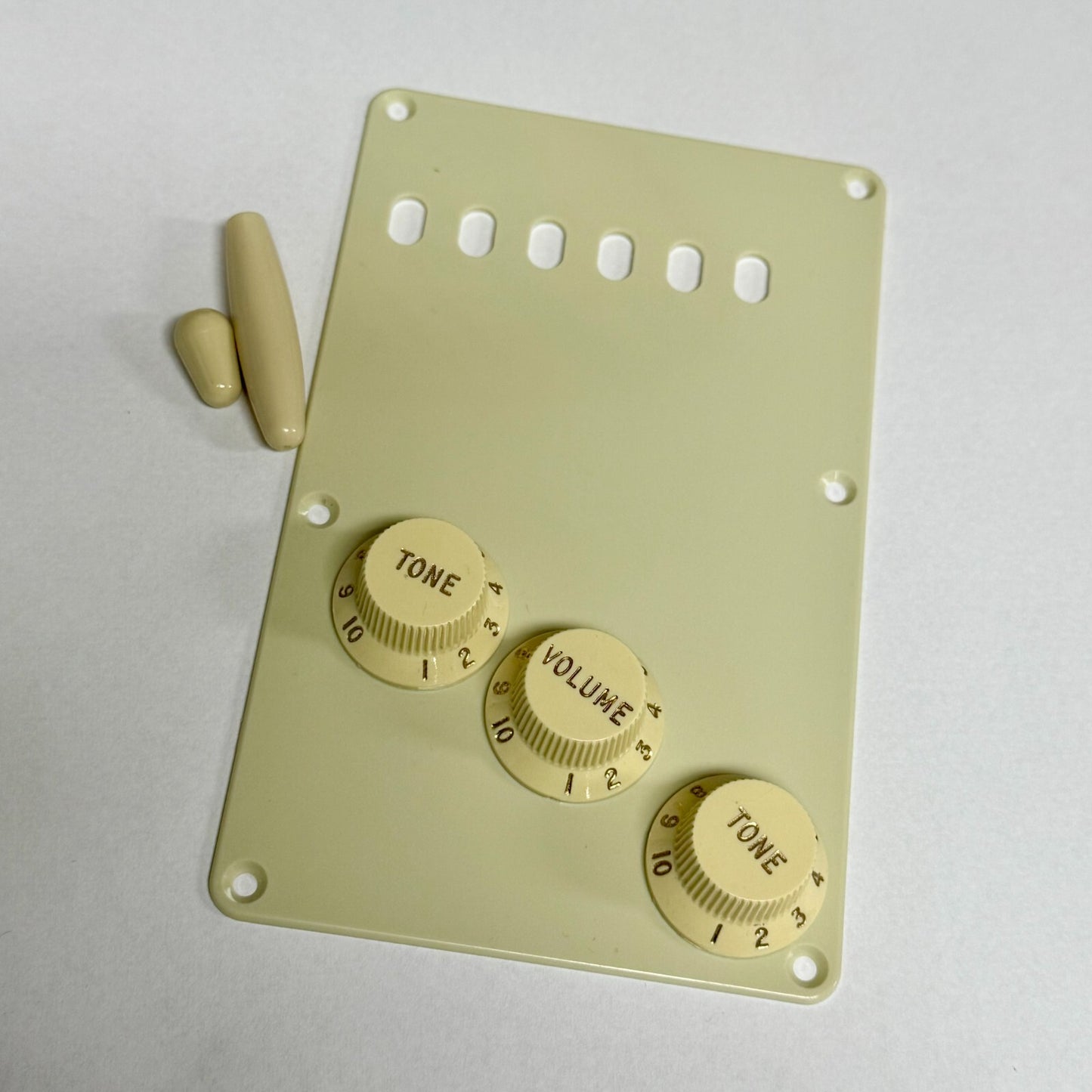 Fender 6-Hole Vintage Style Strat 1-Ply Mint Green Back Plate & Aged White Knobs